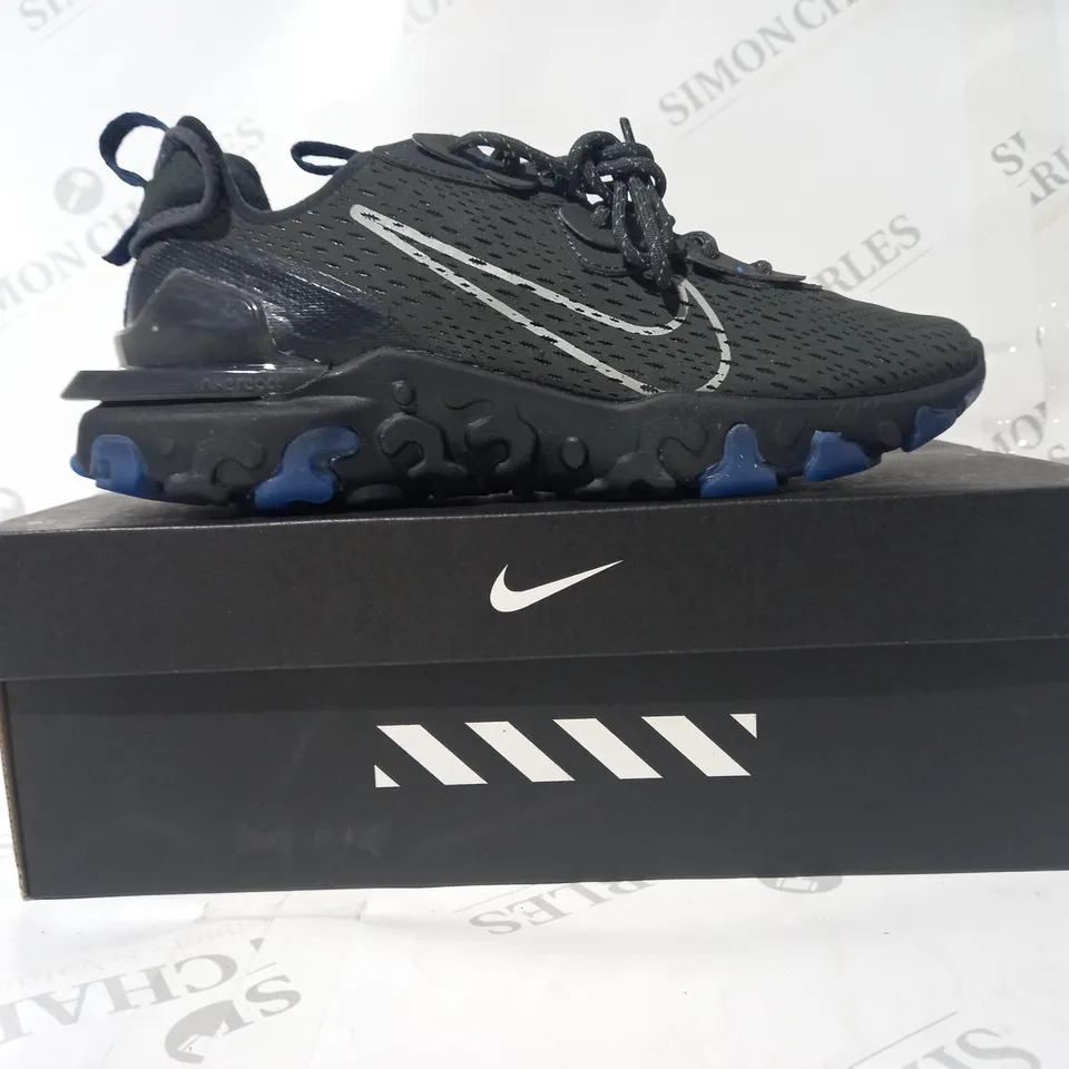 BOXED PAIR OF NIKE REACT VISION TRAINERS IN ANTHRACITE/REFLECTIVE SILVER UK SIZE 7