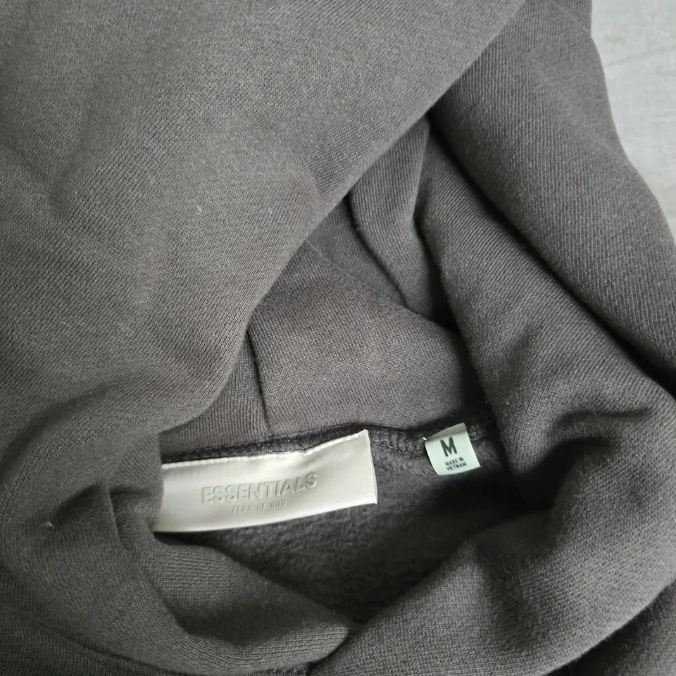 UK M FEAR OF GOD ESSENTIALS HOODIE – 1977 PRINT, CHARCOAL