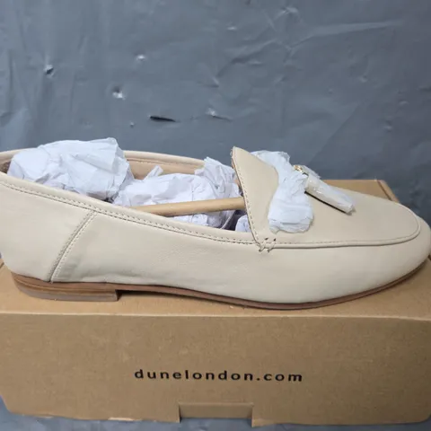 BOXED PAIR OF DUNE FLEXIBLE SOLE TASSLE IN LEATHER BEIGE - SIZE 7