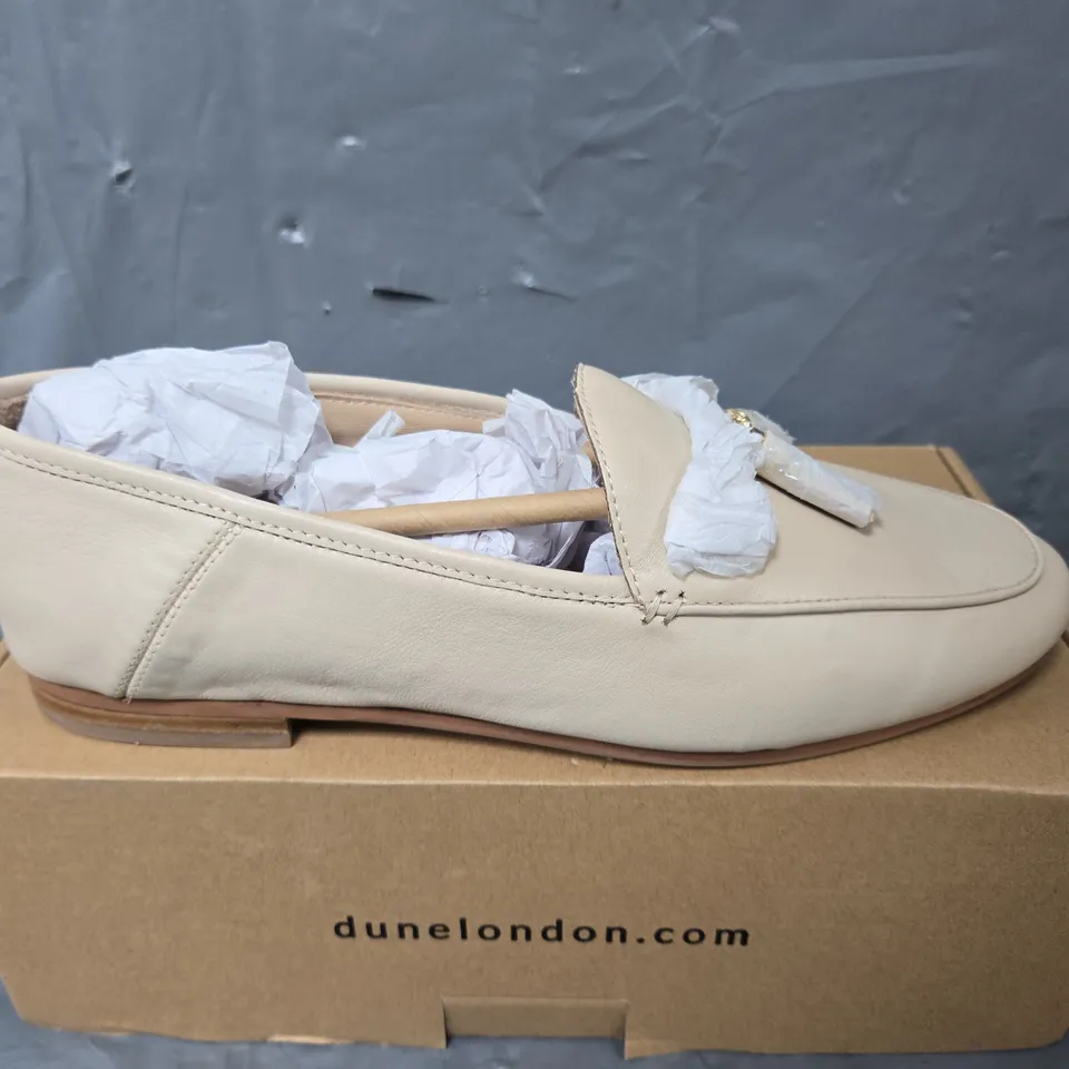 BOXED PAIR OF DUNE FLEXIBLE SOLE TASSLE IN LEATHER BEIGE - SIZE 7