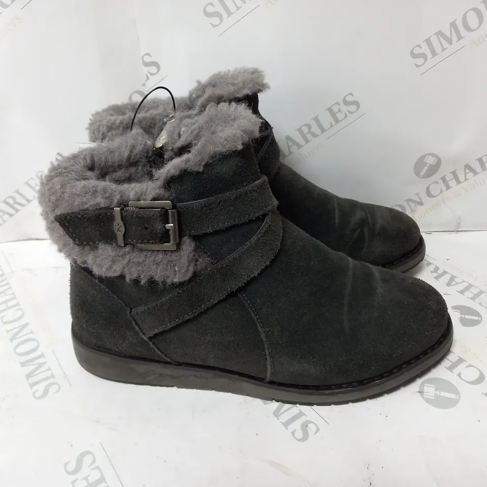 PAIR OF EMU MERAK SUEDE BOOTS DARK GREY SIZE 5