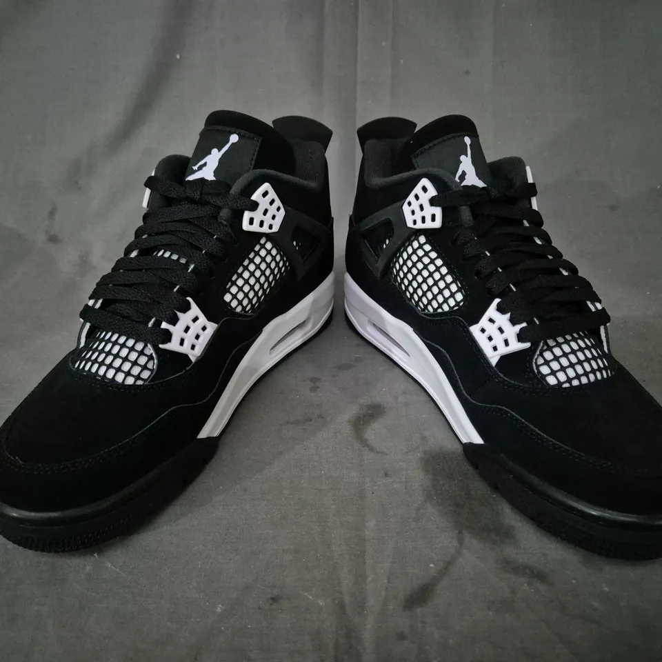 BOXED PAIR OF NIKE AIR JORDAN 4 RETRO SHOES IN BLACK/WHITE UK SIZE 6.5