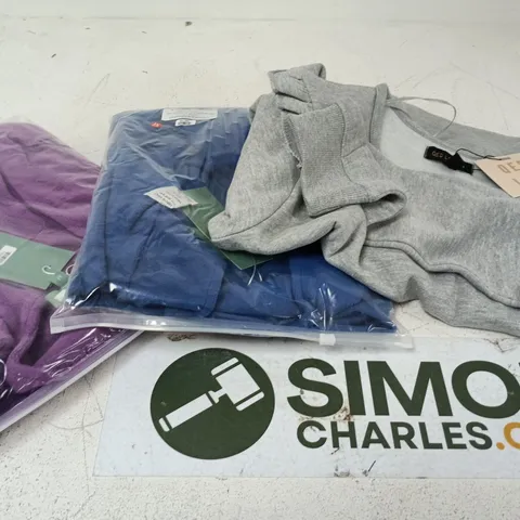 APPROXIMATELY 15 ASSORTED WOMENS CLOTHING ITEMS IN VARIOUS SIZES & STYLES