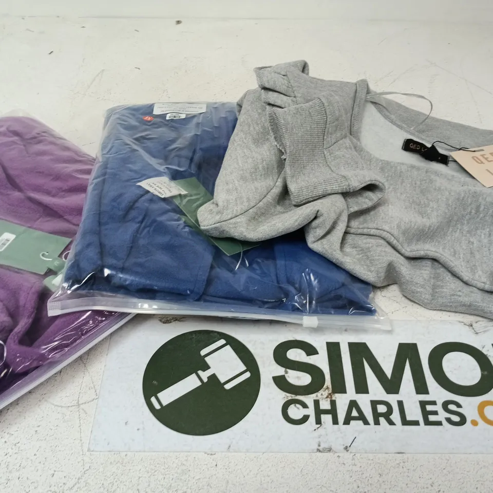 APPROXIMATELY 15 ASSORTED WOMENS CLOTHING ITEMS IN VARIOUS SIZES & STYLES 