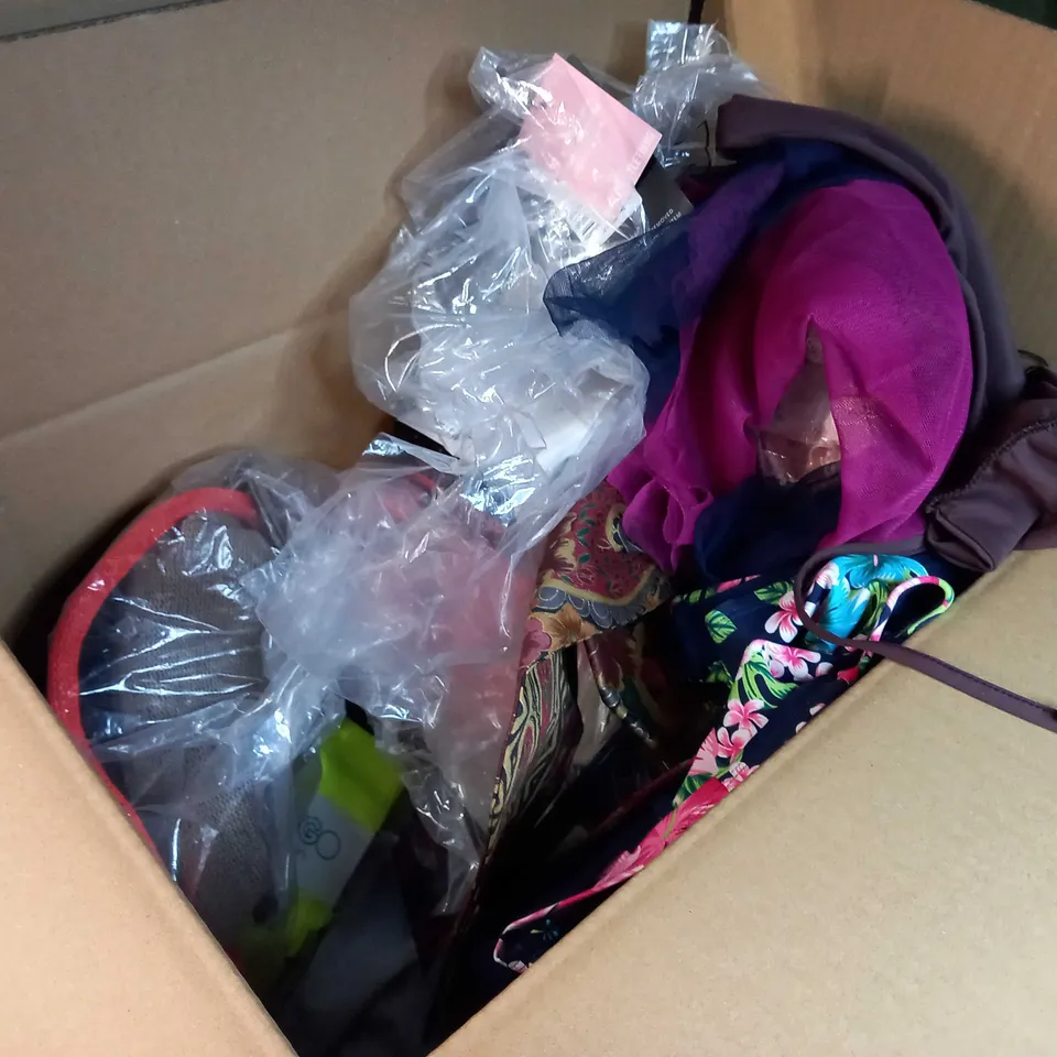 LOT OF APPROX. 15 ASSORTED CLOTHING ACCESSORIES  IN VARYING SIZES/COLOURS/STYLES TO INCLUDE: HATS, SWIMWEAR, BAGS