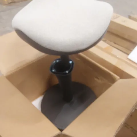 BOXED OFFICE STOOL 