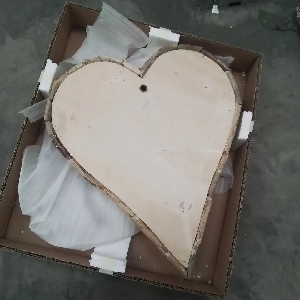 BOXED BAY HILL HEART WALL DECORATION 