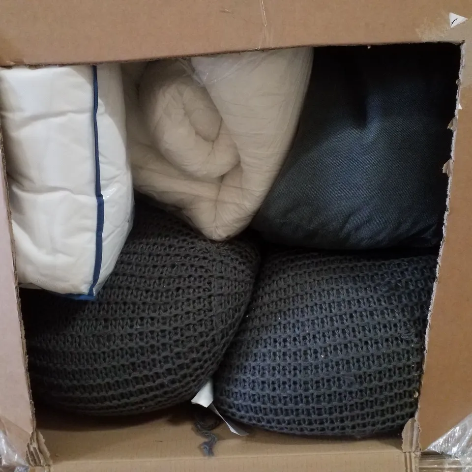 PALLET CONTAINING ASSORTED BEAN BAGS & BEDDING 