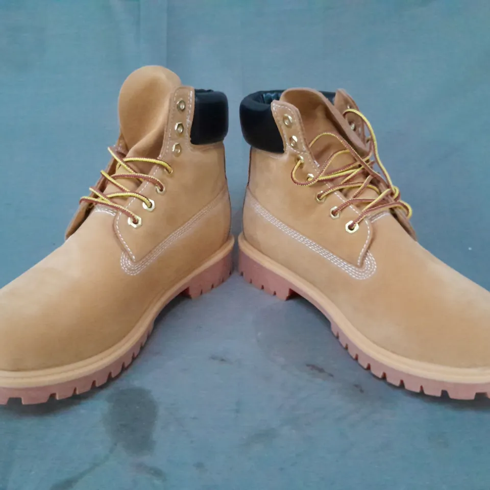 BOXED PAIR OF TIMBERLAND ANKLE BOOTS IN WHEAT UK SIZE 10.5