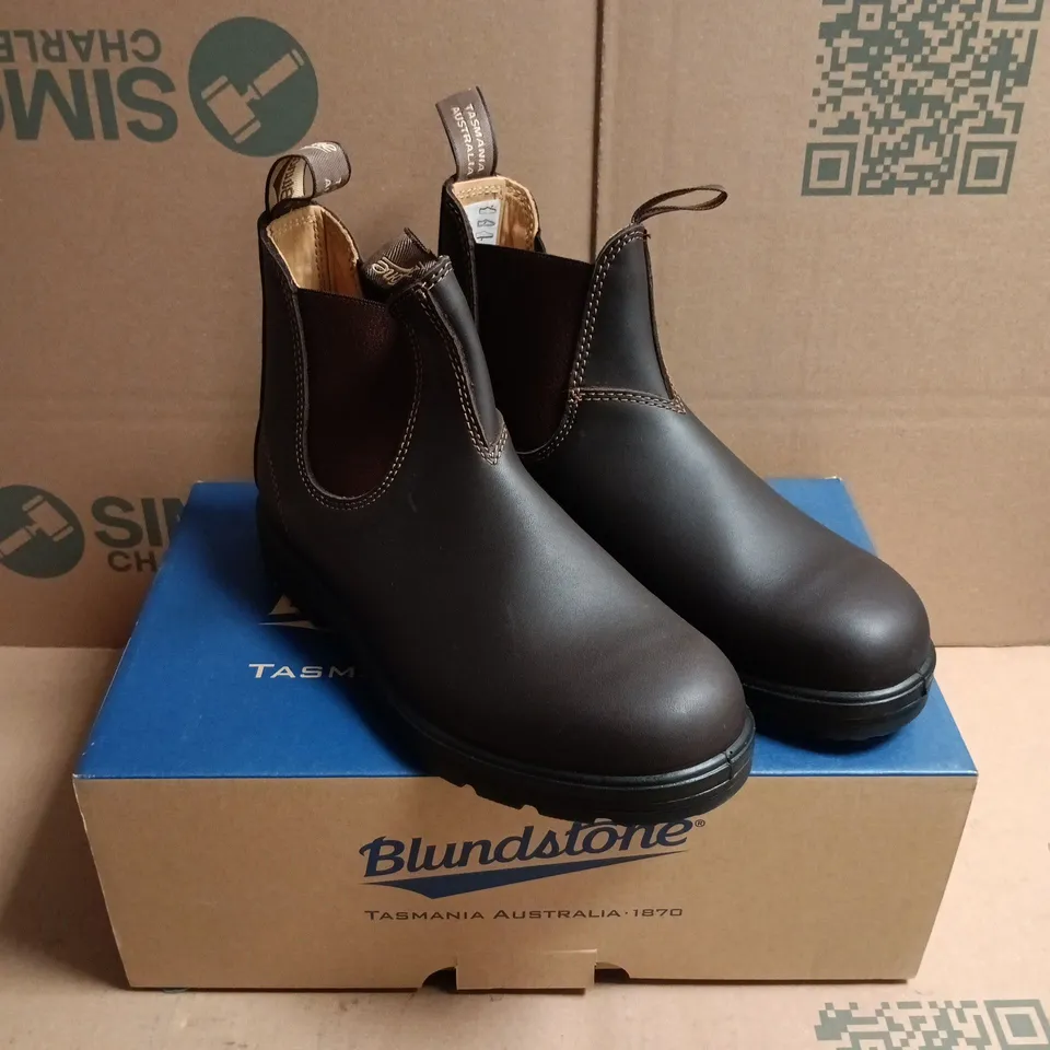 BOXED PAIR OF BLUNDSTONE 550 CHELSEA BOOTS IN WALNUT BROWN - 6
