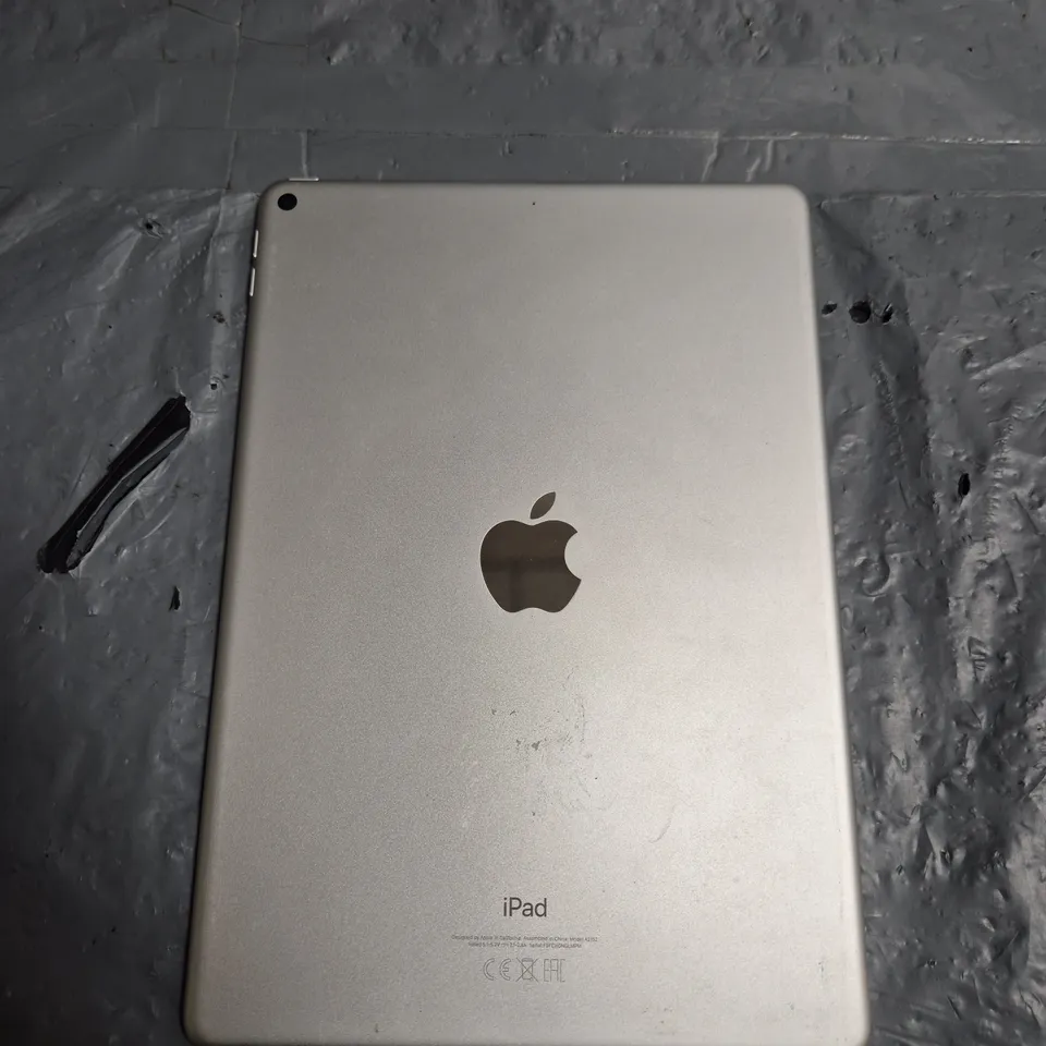 APPLE IPAD AIR A2152