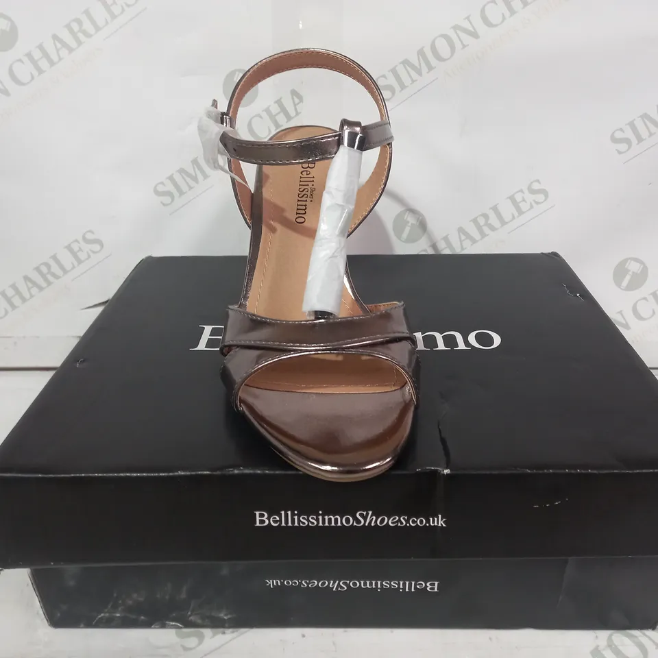 BOXED PAIR OF BELLISSIMO OPEN TOE WEDGE HEEL SANDALS IN METALLIC PEWTER EU SIZE 39