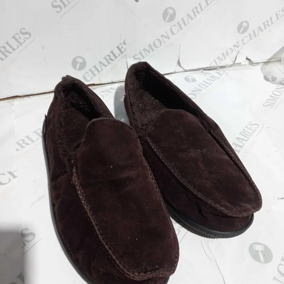 PAIR OF MUK LUKS MOCCASIN SLIPPERS IN BROWN SIZE MEDIUM