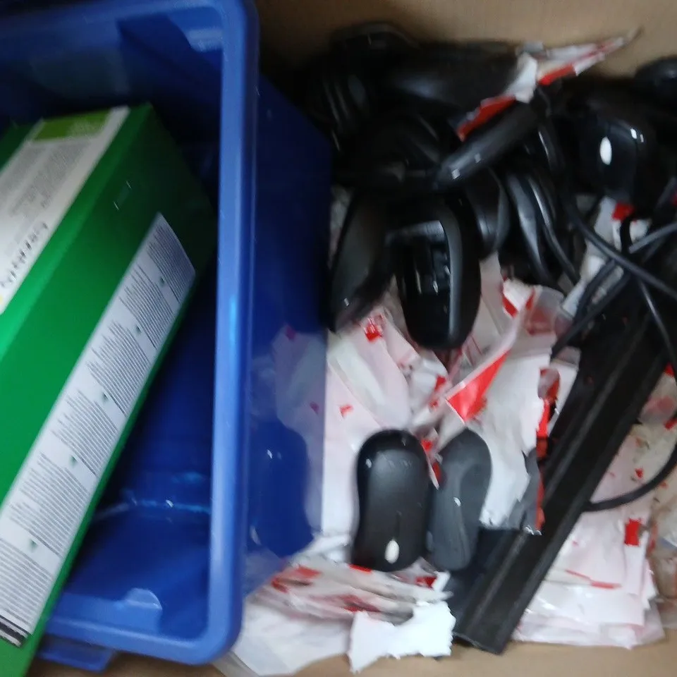 BOX OF APPROXIMATELY 15 ASSORTED ELECTRICAL ITEMS TO INCLUDE KEYBOARDS, ETC - COLLECTION ONLY