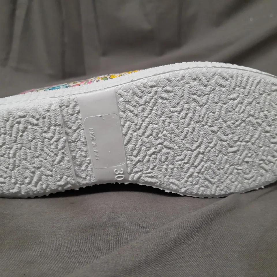 BOXED PAIR OF HAMPTON CANVAS KIDS SHOES IN MULTICOLOUR EU SIZE 30