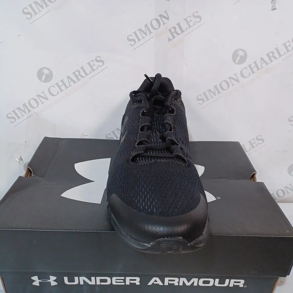 BOXED PAIR OF UNDER ARMOUR TRAINERS IN BLACK UK SIZE 10