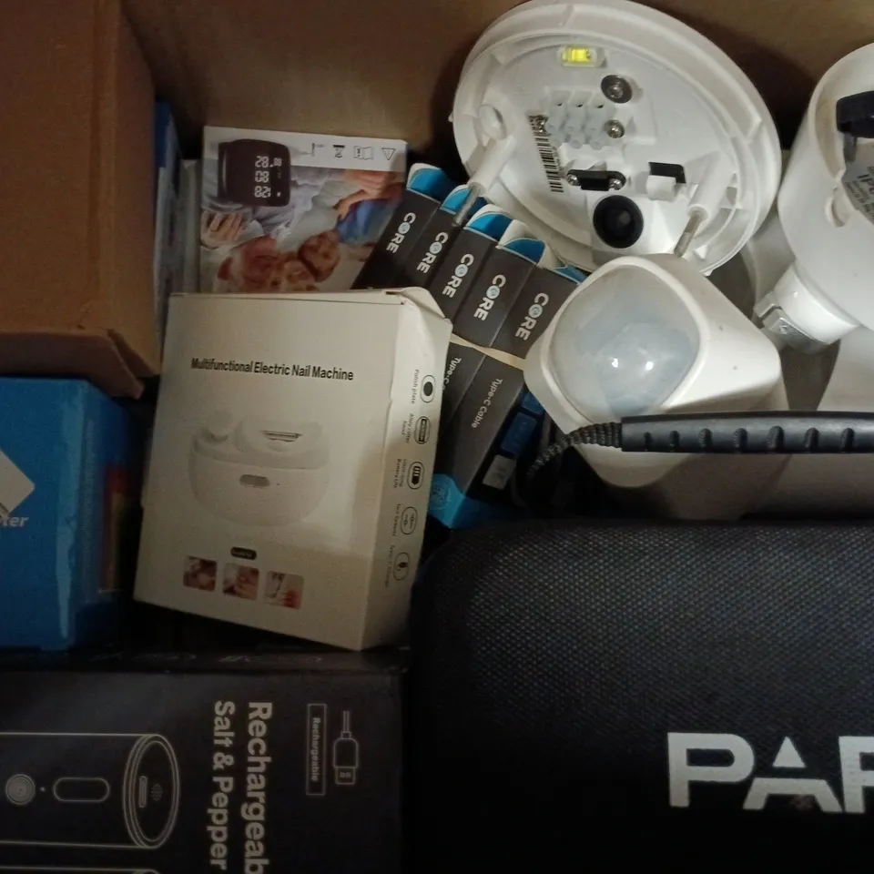 BOX OF APPROXIMATELY 10 ASSORTED HOUSEHOLD ITEMS TO INCLUDE MINI SHAVER, INDOOR SECURITY CAMERA, ETC