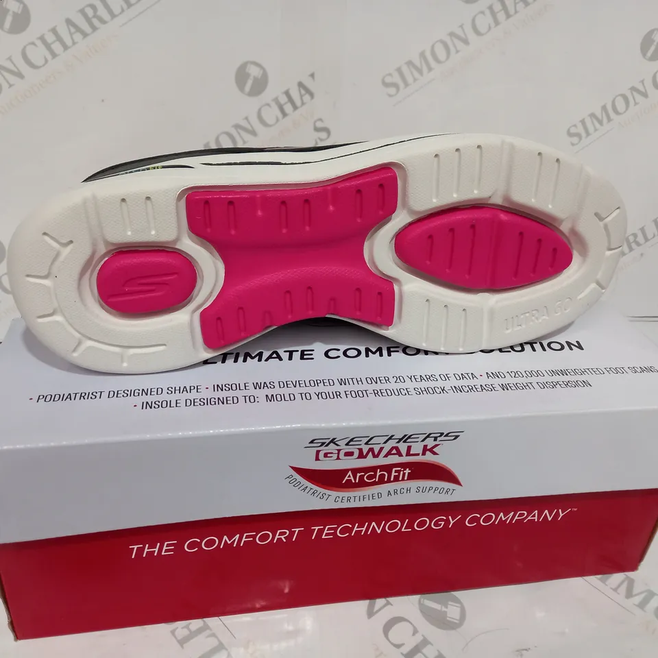 BOXED SKETCHERS GOWALK TRAINERS - SIZE UK 7