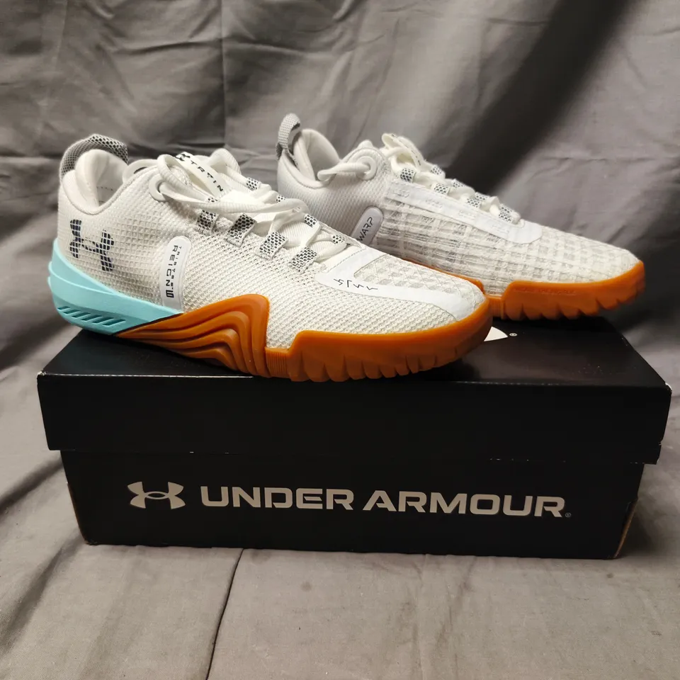 BOXED PAIR OF UNDER ARMOUR TRIBASE REIGN 6 TRAINERS IN WHITE/BLUE SIZE UK 6