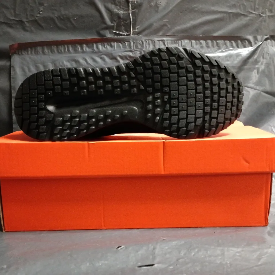 BOXED PAIR OF NIKE RUN DEFY TRAINERS IN BLACK SIZE UK 7