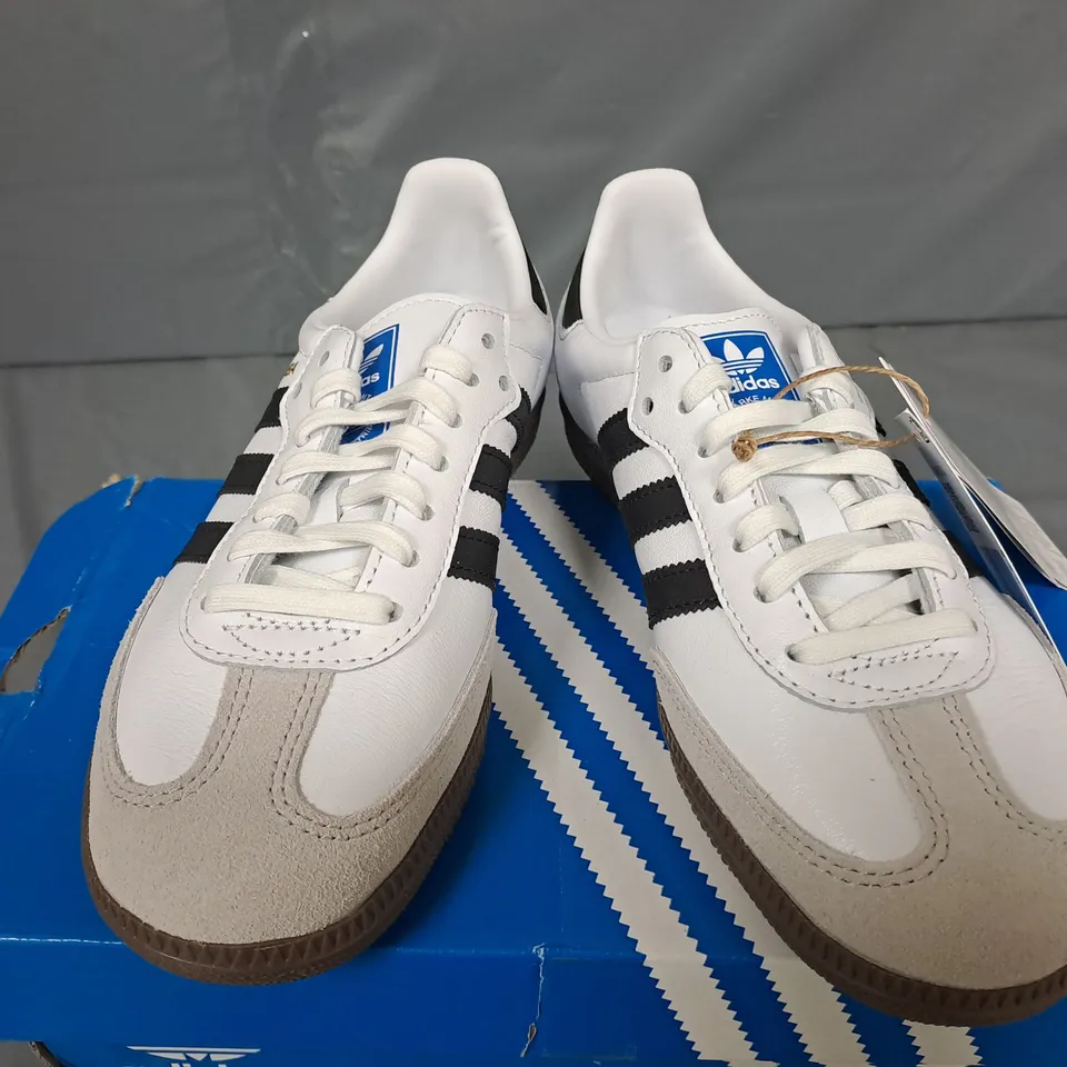 BOXED PAIR OF ADIDAS SAMBA OG JUNIOR IN WHITE/BLACK - UK 3.5