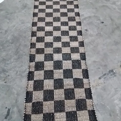 QUALITY DESIGNER AREA RUG - APPROXIMATELY 215X60CM