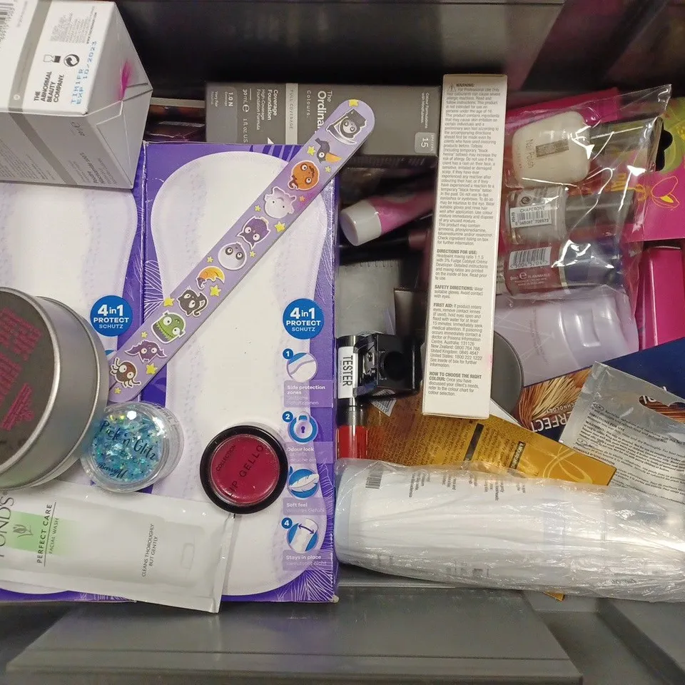 BOX OF APPROX 25 ASSORTED HEALTH AND BEAUTY ITEMS TO INCLUDE - WILKIONSON SWORD INTUITION 2 IN 1 UNLTRA MOISTURE - GRIN SMOOTH GENTLE FLOSS TAPE - WELLA KOLESTON PERFECT ECT