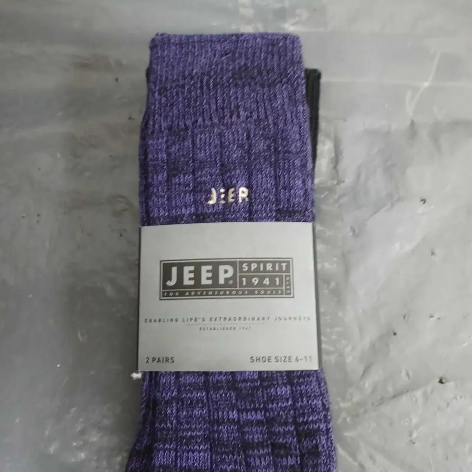 APPROXIMATELY 118 PAIRS OF MEN'S JEEP SOCKS IN PACKS OF 2 PURPLE/BLACK