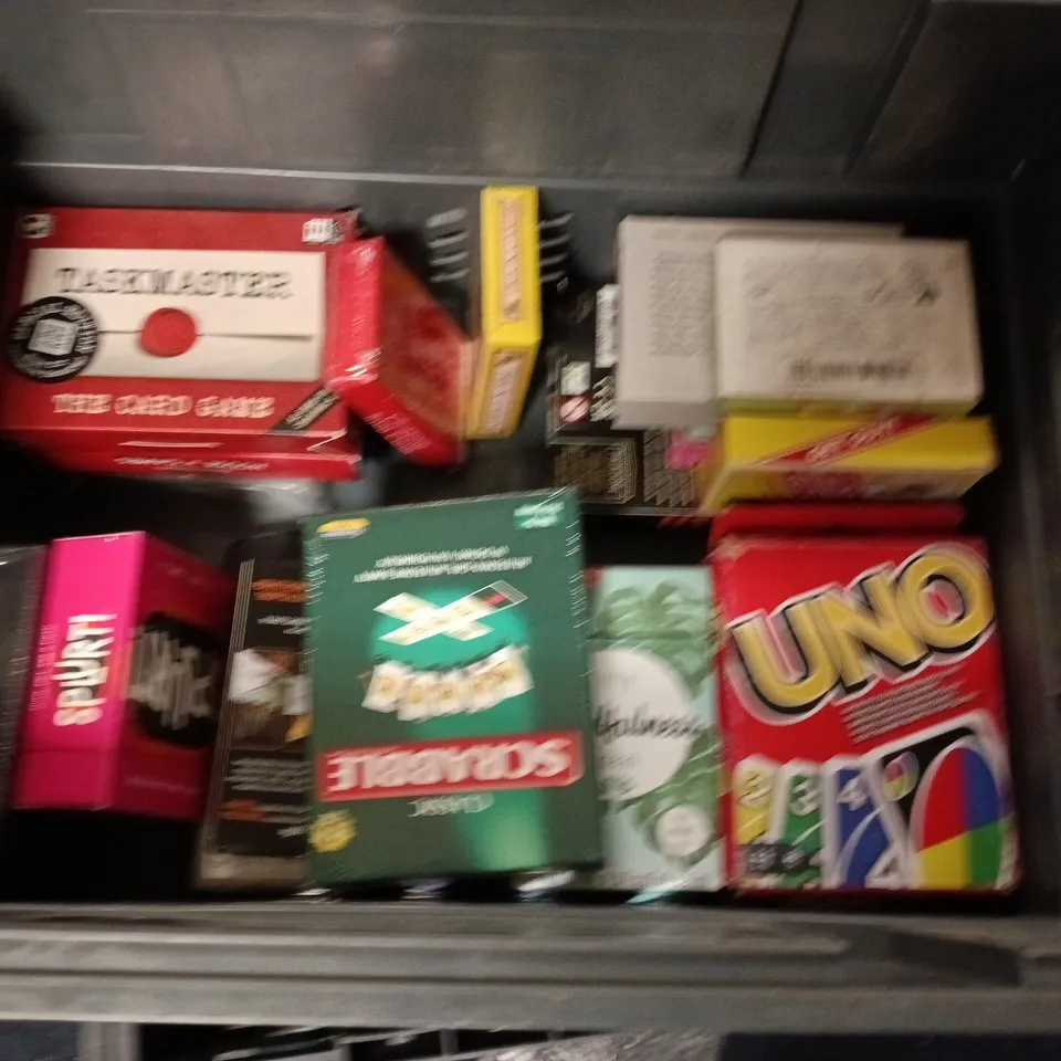 LOT OF APPROXIMATELY 25 ASSORTED PACKS OF CARDS AND GAMES TO INCLUDE UNO, UNO AND TOP TRUMPS