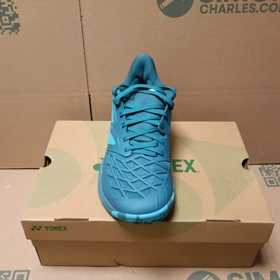BOXED PAIR OF YONEX POWER CUSHION CASCADE DRIVE TRAINERS IN PEACOCK BLUE - UK 7.5