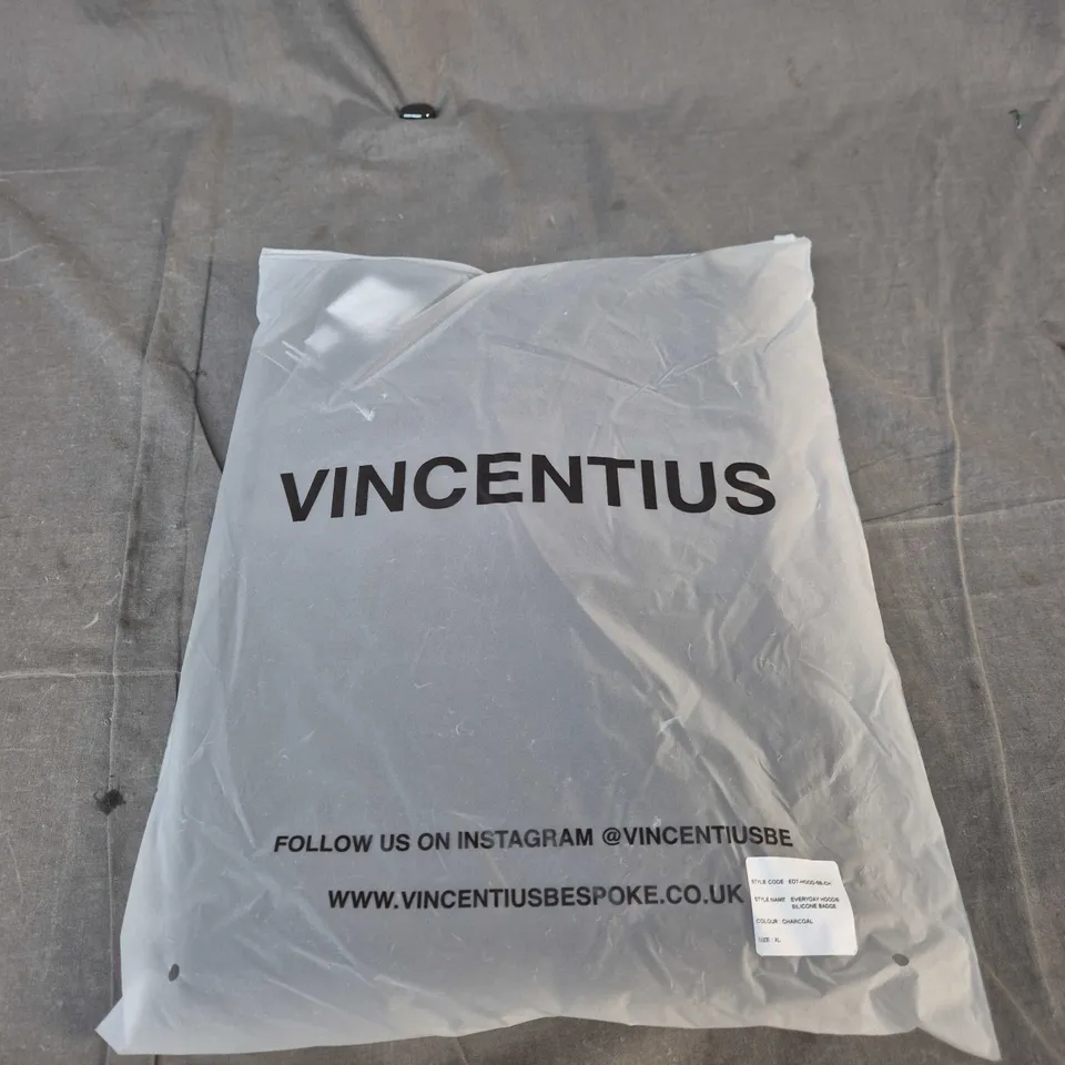 VINCENTIUS EVERYDAY HOODIE SILICONE BADGE – CHARCOAL, XL