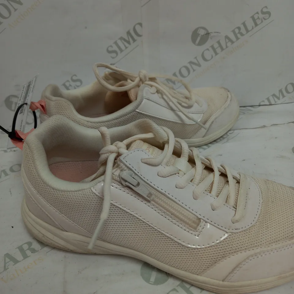 VIONIC AGILE CASSIS ZIP TRAINER - SIZE 5