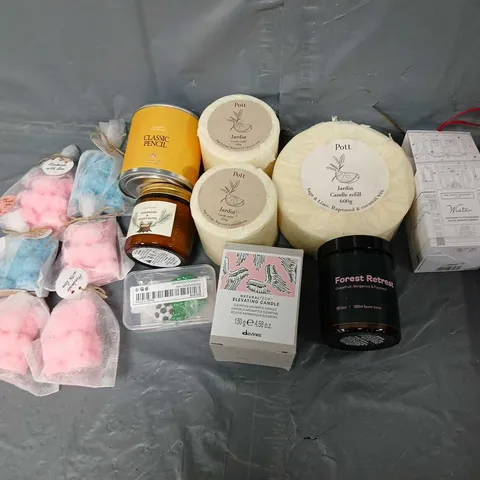 APPROXIMATELY 10 ASSORTED HOUSEHOLD ITEMS TO INCLUDE CANDLES ETC.