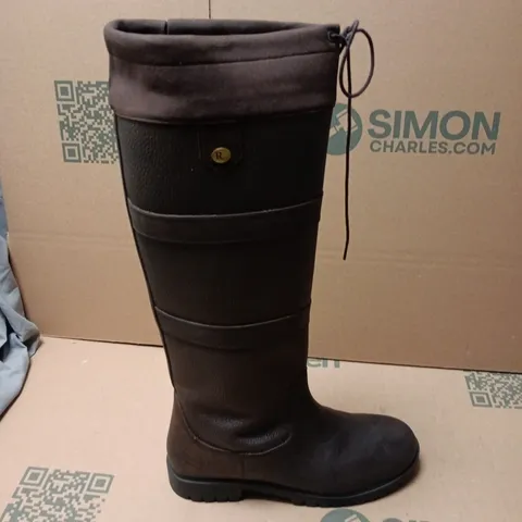 BOXED PAIR OF RHINEGOLD ELITE BROOKLYN BOOTS IN BROWN - SIZE 7