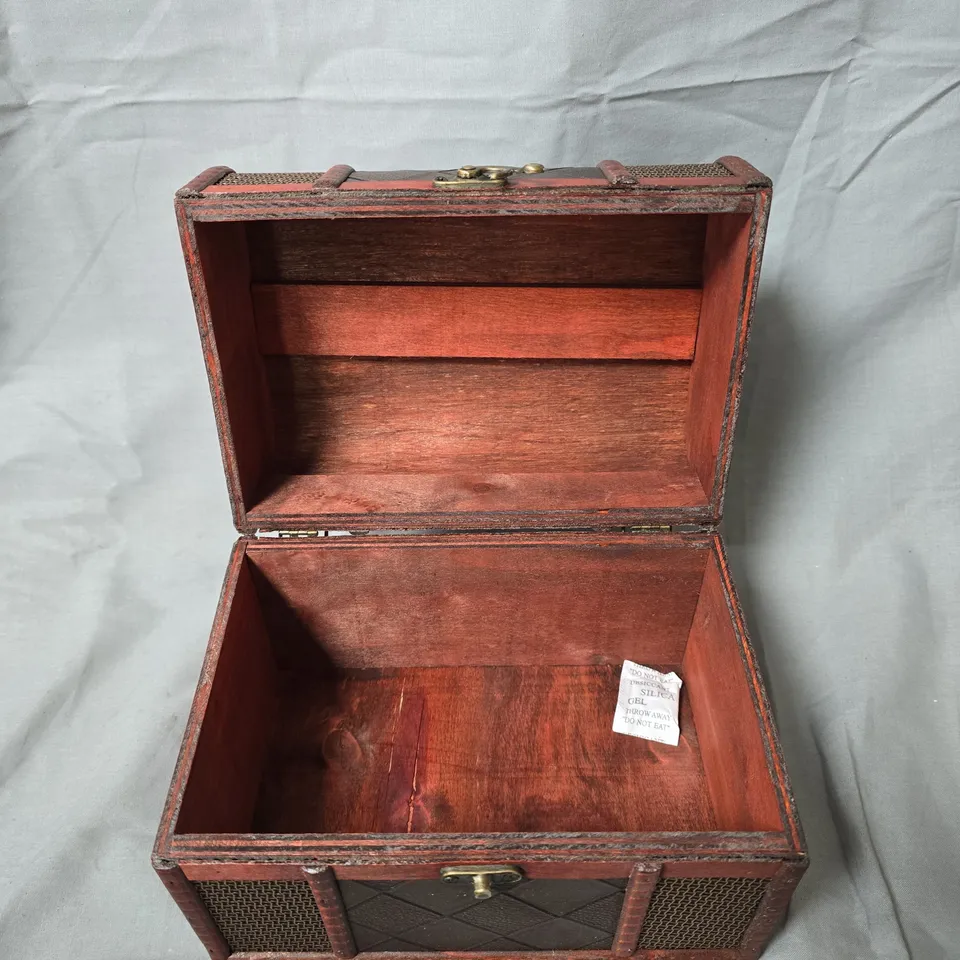 VINTAGE TRUNK-STYLE JEWELRY BOX WITH QUILTED FRONT AND WOVEN SIDES