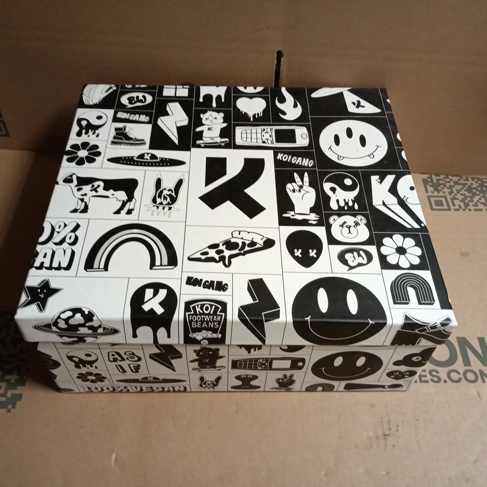 BOXED KOI DEATHBRAND SPIKE TREAD TRAINERS IN EBONY/SILVER, UK SIZE 7