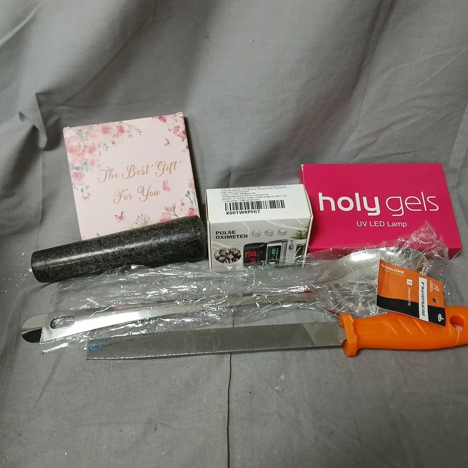 APPROXIMATELY 12 ASSORTED HOUSEHOLD ITEMS TO INCLUDE PULSE OXIMETER, UV LED LAMP, 8" 2ND CUT FLAT TILE, ETC