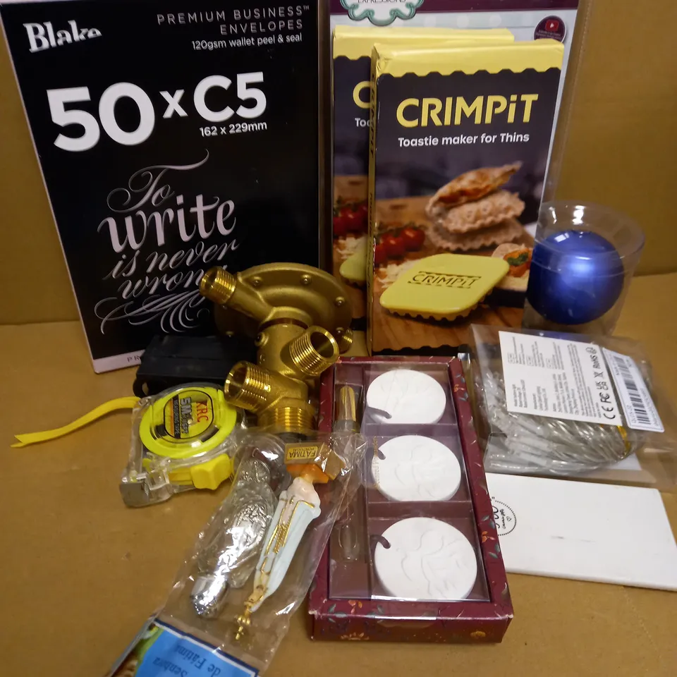 LOT OF APPROX. 10 ASSORTED ITEMS TO INCLUDE PREMIUM BUSINESS ENVELOPES CRIMPIT TOASTIE MAKER FOR THINS, CHRISTMAS DECOR, ETC. 
