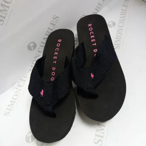 ROCKET DOG BLACK SANDLES - SIZE 7