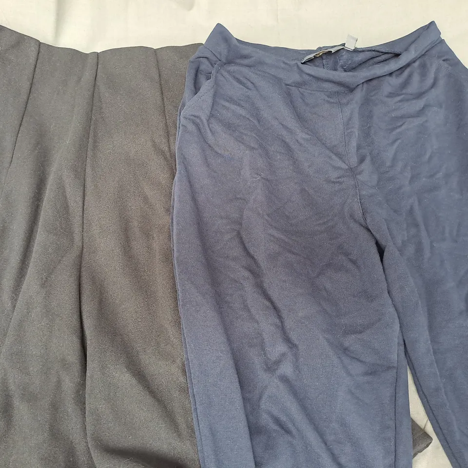 BOX OF APPROXIMATELY 20 ASSORTED CLOTHING AND FASHION ITEMS IN VARIOUS STYLES, SIZES, AND COLOURS TO INCLUDE RUTH LANGSFORD, KIM & CO, ETC