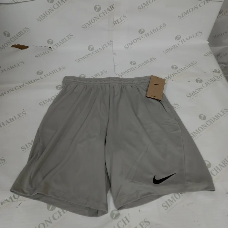 NIKE CASUAL SHORTS SIZE M