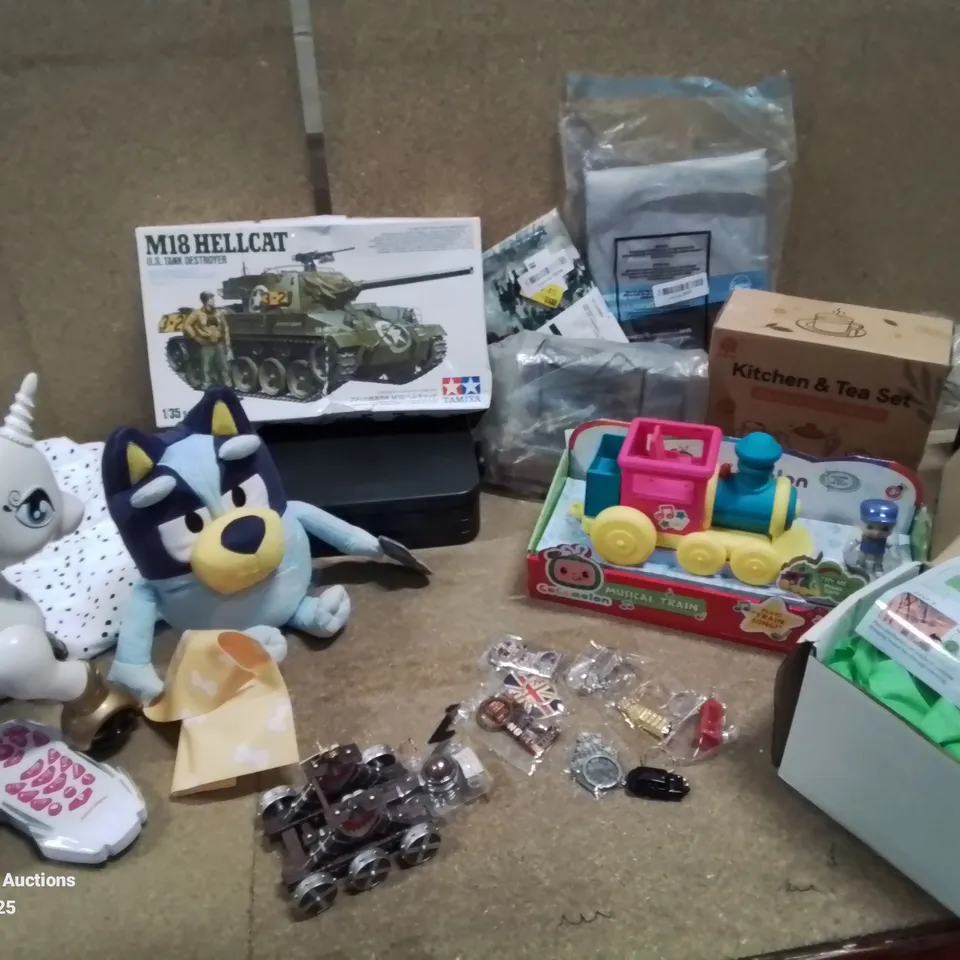 BOX CONTAINING APPROXIMATELY 10 TOYS TO INCLUDE: BABY SLEEPING BAG, REMOTE CONTROL UNICORN,COCOMELON TRAIN, M18 HELLCAT MODEL ETC.