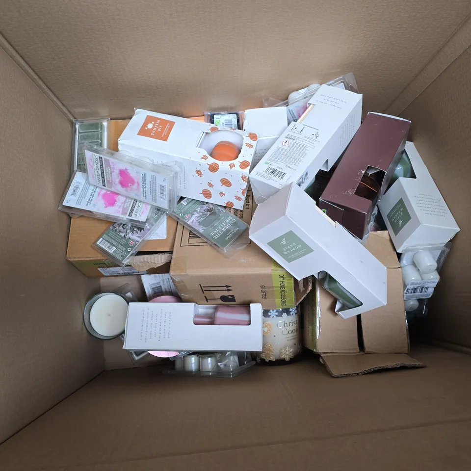APPROXIMATELY 20 ASSORTED ITEMS TO INCLUDE YANKEE CANDLE CREAMY COCONUT, GREEN MEADOW REED DIFFUSER, YANKEE CANDLE BUBLE TIME WAX MELT, ETC - COLLECTION ONLY