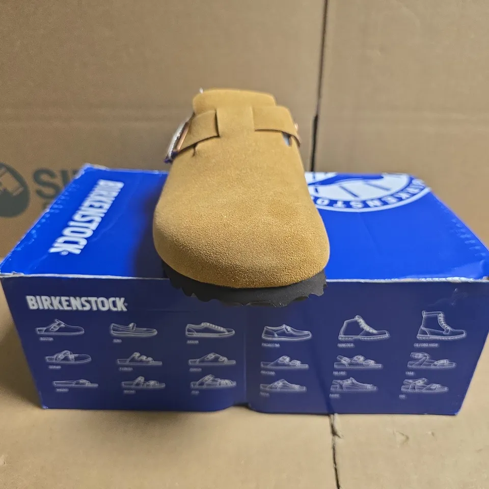BOXED PAIR OF BIRKENSTOCK BOSTON SHOES IN TAN SIZE UK 4.5