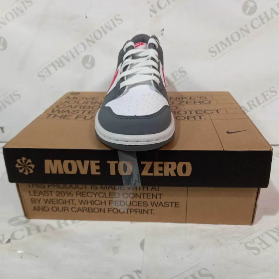 BOXED PAIR OF NIKE DUNK LOW TRAINERS IN WHITE/GREY/RED UK SIZE 3.5
