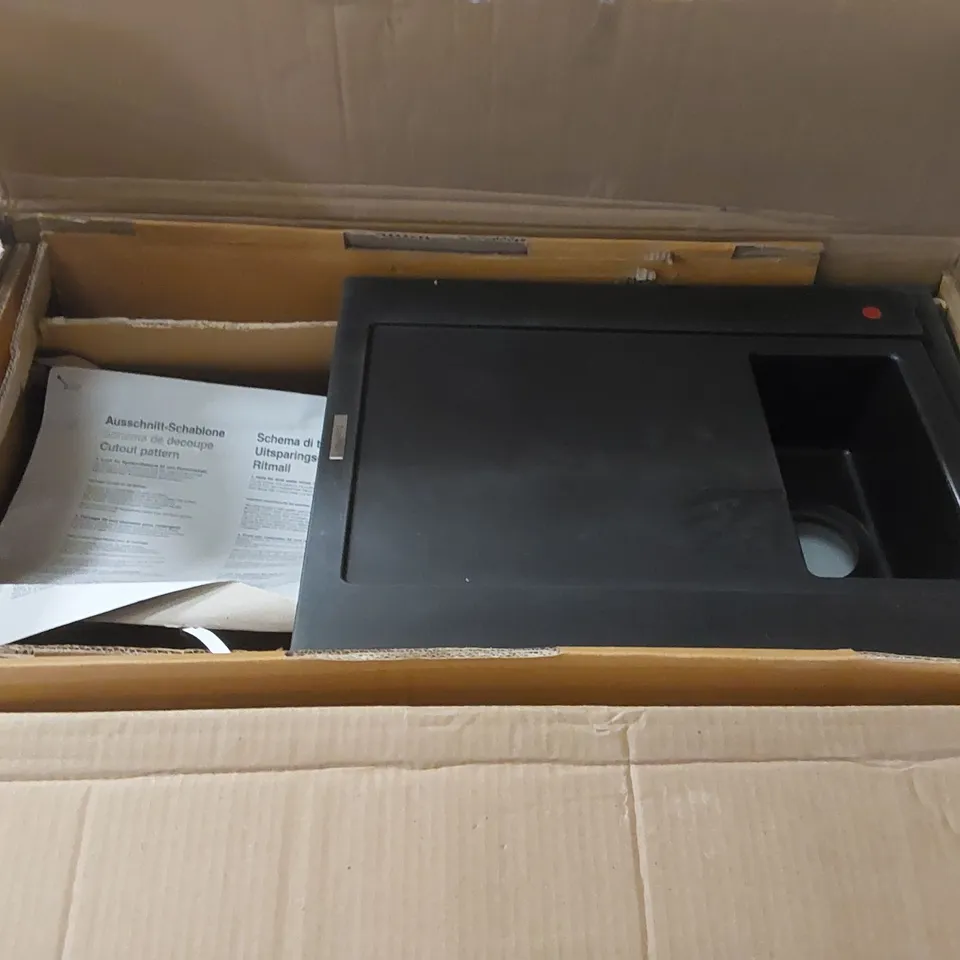 PALLET CONTAINING ASSORTED ITEMS INCLUDING: DAMAGED CARYSIL GD150 GRANITE INSETS, MX20000 DIGITAL BATHROOM SCALES ECT  
