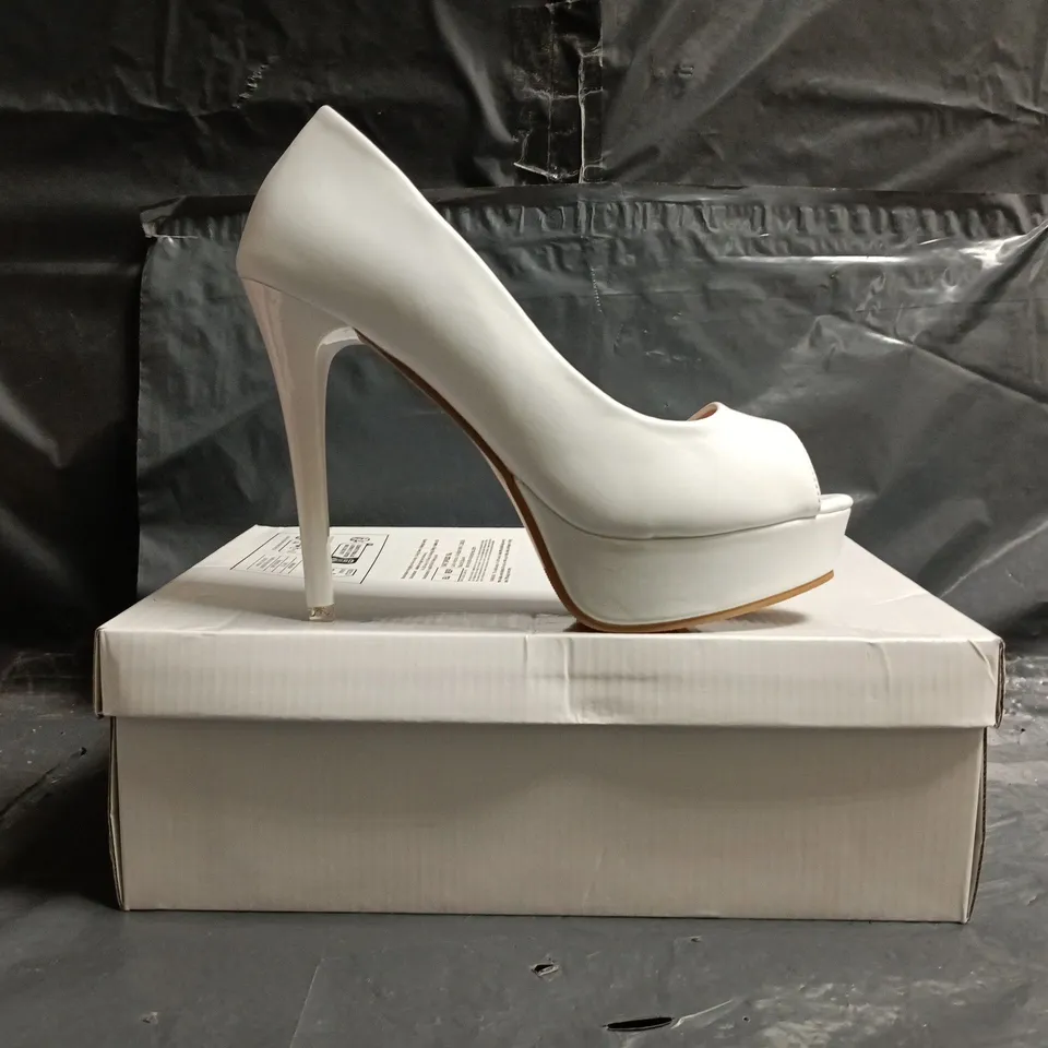 BOXED PAIR OF UNBRANDED PEEP TOE STILETTO HEEL SHOES IN WHITE SIZE EU 39