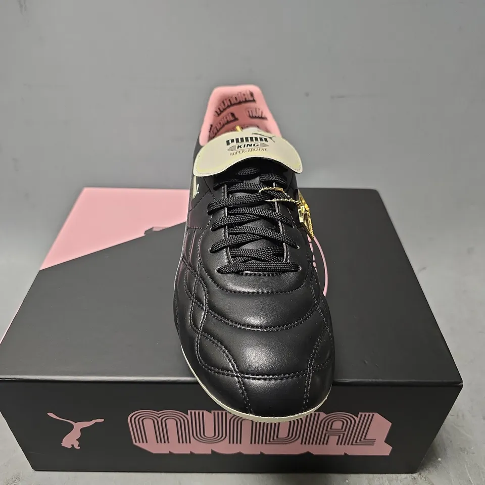 BOXED PUMA KING TOP X MUNDIAL FOOTBALL BOOTS IN BLACK - SIZE UK 9 