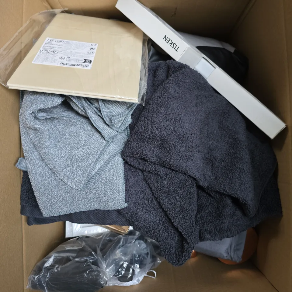 APPROXIMATELY 20 ASSORTED HOUSEHOLD PRODUCTS TO INCLUDE PICTURE FRAME, CLOTHS, HOME DÉCOR ETC 