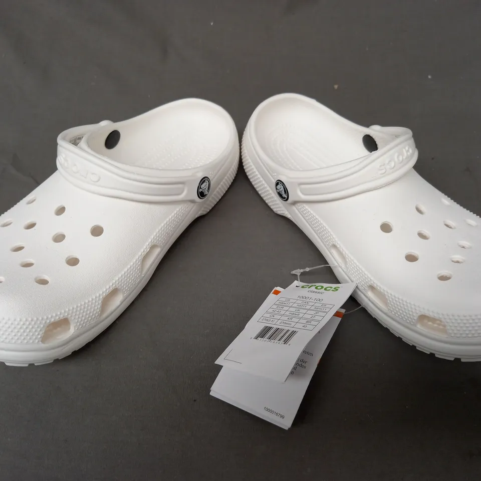 PAIR OF CROCS CLASSIC CLOGS IN WHITE UK SIZE M8/W9